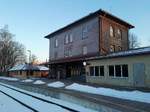 Das Bahnhofsgebäude von Eggenfelden vom Bahnsteig aus.