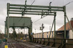 Klappbrücke über die Hunte in Oldenburg am 13.02.2020. Im Vordergrund die Tragwerke der Oberleitungstrennstelle in der Brückenmitte. Im Hintergrund das Gegengewicht des südlichen Brückenträgers. Öffentlich zugänglicher Fotostandpunkt (Fuß- u. Radweg)