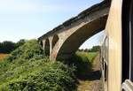 Ehem. Schmalspurviadukt bei Putbus - aus einem DR Reisezugwagen heraus aufgenommen - 13.07.2019 - Historischer Nahverkehr auf Rügen.