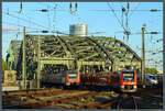 Die Hohenzollernbrücke ist die meistbefahrenste Eisenbahnbrücke Deutschlands. Am 08.10.2022 begegnen sich hier S-Bahn (423 754-1 der DB Regio als S11), Regionalverkehr (620 527 der DB Regio als RB 24) und Fernverkehr (403 xxx der DB Fernverkehr).