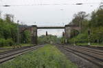 Die Bahnhofsbrücke  Brandenburger Tor  am 20.05.2023 in Eichenberg. Vom Bahnsteigende aus fotografiert.