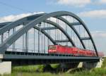 Brcke ber den Paretz-Niederneuendorfer Kanal bei Wustermark mit RE am 3.6.2005.