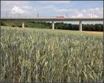 Landschaft mit Bahnbrücke -     Enztalbrücke bei Enzweihingen,     23.06.2011 (M)