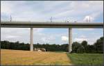 Talbrücke -     Brücke über das Enztal bei Enzweihingen mit verstecktem ICE.