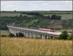 Schneller Regionalverkehr -     IRE Stuttgart - Karlsruhe auf der Enztalbrücke bei Enzweihingen.