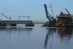 Geffnete Eisenbahnbrcke in Anklam zur Durchfahrt einer Arbeitsplattform.