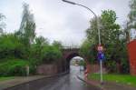 Ein Relikt aus alten Tagen....hier ist der  Durchblick  durch die Brcke an der Einruhrstrae in Mnchengladbach. Im Vordergrund ist das Wiederlager der abgebauten Brcke der Kbs 482 zu erkennen. Die Strecke fhrte von Odenkirchen bis nach Mlfort herunter...von wo aus sie ebenerdig bis kurz vor Mnchengladbach Hauptbahnhof verlief.....ein Rest der Strecke ist noch bis Geneicken gelegentlich genutzt.
Die Brcke dahinter trug einest die Gterzugstrecke Rheydt-Odenkirchen/ Rheydt-Rangierbahnhof.....durch Kriegseinwirkung der Wehrmacht war die Brcke ber die Kbs 485 gesprengt worden und nie wieder aufgebaut.....und der vordere Teil der Brcke ist der Teil der Kbs 465, der seit der Erffnung immer noch eingleisig zwischen Rheydt Hbf und Bf Rheydt-Odenkirchen betrieben wird.5.5.2012