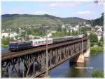 E10 121 bei schnstem Sonnenwetter mit dem Hetzerather auf der Bullayer Brcke.