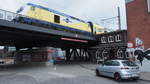 Metronom 81522 mit 246 004 als Schublok aus Cuxhaven musste warten, um in den Hamburger HBF einzufahren.