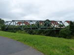 Die Eisenbahnbrücke über den Fluss Gera, am 27.07.2017 in Kühnhausen bei Erfurt.