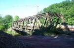 Brcke ber die Zschopau in Kriebthal. Hier fuhren einst die Werkszge fr die dortige Papierfabrik bzw. vorher die Schmalspurbahn Waldheim-Kriebstein. Nach Abbau der Gleise fuhren noch die Autos einspurig darber