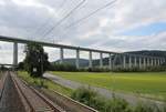 14.6.18 FLX 1819 (Fotostandort) unterquert die Schnellfahrstrecke Kassel - Fulda.