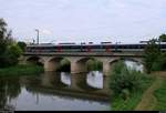 Impression auf der Saalebrücke nahe des Abzweigs Saaleck in Großheringen auf der Bahnstrecke Halle–Bebra (KBS 580), während 9442 ??? (Bombardier Talent 2) von Abellio Rail Mitteldeutschland als RE 74513 (RE17) von Erfurt Hbf nach Leipzig Hbf den Fluss überquert.
Diese Stelle ist zugleich die Landesgrenze zwischen Sachsen-Anhalt (Blickrichtung links) und Thüringen.
Der komplette Zug passte in diesem Nachschuss leider nicht auf das Bild.
[16.6.2018 | 18:12 Uhr]