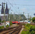   Blick vom Bahnhof Köln Messe/Deutz am 01.06.2019 auf die Hohenzollernbrücke, dahinter folgt sofort der Hauptbahnhof Köln mit der weltweit größten Bahnhofskapelle, dem