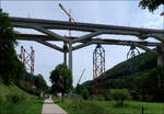 Die Filstalbahnbrücke -

... der Neubaustrecke Stuttgart - Ulm. Die Hilfsstütze links ist schon zum Teil abgebaut. Die Brücken steigen nach rechts an, obwohl es auf dem Bild nicht so aussieht. Blick von Südwesten auf die Brücken, vom Tälesbahnweg aus.

Die Brücke wird mit 85 m Höhe nach der Müngstener Brücke und der Rombachtalbrücke die dritthöchste Bahnbrücke in Deutschland sein.

10.08.2021 (M)