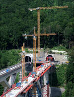 Die Filstalbahnbrücke - 

Die oberen Portale des 8,8 km langen Boßlertunnels. Entgegen der ursprünglichen Planung, die ein konventioneller Vortrieb vorsah, wurden dann doch die Röhren weitgehend im Maschinenvortrieb erstellt. Der Tunnel ist der fünflängste Bahntunnel in Deutschland, auf der Strecke Stuttgart - Ulm nach dem Fildertunnel in Stuttgart der zweitlängste.

10.08.2021 (M)