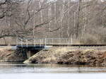eine Brücke über den Dippelsdorfer Teich, kurz vor Moritzburg, Tele-Aufnahme.