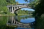 Bahnbrücken über die Donau (|) - Von Hechingen kommend überquert RB 68 / HzL 86313 am 11.08.2022 die Donau und wird gleich das Ziel, den Bahnhof von Sigmaringen erreichen