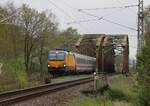 Die Langsamfahrstelle Kanalbrücke Rodde bei Rheine wird hier am 4.4.2024 um 12.35 Uhr von dem EC 2834 nach Amsterdam Central passiert. Zuglok ist die im modernen NS Design verkehrende 193737.
Die Kanalbrücke über den Dortmund Ems Kanals soll in naher Zukunft ausgetauscht werden.