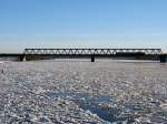 Brcke ber die - gegenwrtig Treibeis fhrende - Elbe bei Lauenburg, (Strecke Lneburg - Lbeck); 06.01.2009  