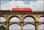 Nur Wolken hinter dem Viadukt -     Eine Lok der Baureihe 185 (185-185-6) vor einem Güterzug auf der Brücke bei Bietigheim über das Enztal.