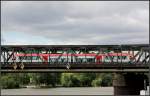 . Triebwagen passend zur Brücke - 

Hier hat der Triebwagen schräge Fensterpfosten, gut harmonierend zu dem Stahlfachwerk der Main-Neckar-Brücke in Frankfurt. Ein ITINO-Triebzug der Odenwaldbahn. 

12.07.2012 (M)
