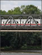 . Falsche Fensterpfosten - 

ICE 1 auf der Main-Neckar-Brücke in Frankfurt am Main. 

12.07.2012 (J)