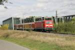 S 39624 (S2 Altdorf-Roth) fhrt gerade ber die Brcke des Main-Donau-Kanals und wird gleich am Haltepunkt Nrnberg-Eibach halten. Als Zuglok dient am 05.10.2012 143 624