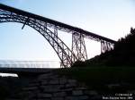 Die Mngstener Brcke verbindet die beiden Stdte Remscheid und Solingen. Sie ist 107 Meter hoch, ber 500 Meter lang und somit die grte sthlerne Eisenbahnbrcke Deutschlands.   