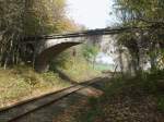Der ehmalige Schmalspurviadukt ber die Normalspurstrecke Bergen/Rgen-Lauterbach Mole in Putbus am 31.Oktober 2013.Die Brcke war die Einzige Brcke auf Rgen wo eine Eisenbahnstrecke eine andere
