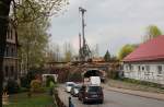 Bei einem Besuch in Bischofswerda (KBS 230 Dreden-Görlitz) sollten auch die dortigen Brückenbauarbeiten an der Süßmilchstraße bildlich erfaßt werden. So wurde u.a. eine Liebherr-Baumaschine auf der Eisenbahnbrücke fotografiert.
