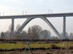 Die Neubaubrücke (ICE-Strecke) über das Unstruttal bei der Ortschaft Karsdorf am 16.11.2013