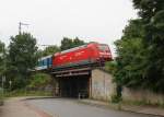 25.6.2014 Zepernick. EC 378 mit 101 008 Richtung Bergen auf Rügen passiert die Brücke über die Schönerlinder Str.