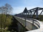 auf dieser kombinierten Straßen-Eisenbahnbrücke bei Neuenburg überquert der TGV auf der Fahrt von Freiburg nach Paris den Altrhein, April 2013