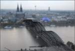 Die Hohenzollernbrücke zu Köln -    Blick vom Kölntriangle-Hochhaus auf die Hohenzollernbrücke und Köln.