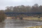 leider heute keine Bahnbrücke mehr, die Neißebrücke bei Bad Muskau, ehemalige Strecke 
Sorau - Niesky, 1945 zerstört, später wieder aufgebaut nur als strategische Verbindung Sowjetunion-Polen-DDR. Heute Radweg, eine sogenannte Fischbauchbrücke.
18.02.2017 13:56 Uhr.