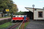 Nach der Ankunft im Bahnhof Wippergrund muß jede Lok der Parkeisenbahn Vatterode auf der dortigen kleinen Drehscheibe per Musekelkraft gedreht werden. Am 30.09.2023 ist die EL 9-002 hier zusehen.