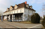 Blick auf das (meines Wissens nach) ungenutzte Bahnhofsgebäude in Angersdorf. Davor befindet sich gleich der Zugang zum Personentunnel. [8.2.2018 | 14:22 Uhr]