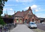 Blick auf das Empfangsgebäude Magdeburg Neustadt. Das Gebäude wurde mit dem Bahnhof zusammen von 1897 bis 1901 erbaut. Leider steht das Gebäude und die Bahnhofskneipe heute leer.

Magdeburg 19.07.2023