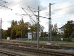 An einem neuen Standort steht dieser Betonfahrleitungsmast in Bergen/Rügen.Aufnahme vom 07.Oktober 2018.