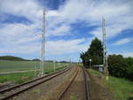 Nachdem auch der Bahnhof Arnstadt,zu DDR Zeiten,an das elektrische Bahnnetz angeschlossen wurde,verlor der Bahnhof nach der Wende wieder seine Fahrleitung.Die ehemaligen Fahrleitungsmasten stehen im Bahnhof und an der Strecke nach Neudietendorf immer noch.Von einem Bahnübergang in Arnstadt nahm ich,am 30.Mai 2020,diese ehemaligen Streckenmaste auf.