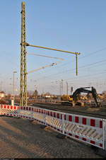 VDE 8 Komplexmaßnahme Halle Rosengarten–Angersdorf
▶ Standort: Bahnhof Angersdorf

Kleiner Infrastruktur-Rundgang nach drei Monaten Bauzeit (1)
Inzwischen wurden auf den beiden Hauptgleisen 1 und 2 die neuen Oberleitungsmasten aufgestellt. Der Rest für die Oberleitung muss noch gemacht werden. So sind die alten Quertragwerke noch vollständig vorhanden. Für Fotografen wird es künftig wohl schwieriger werden, sich durch das Gewirr von Einzelmasten geeignete Motive zu suchen.

🚩 Bahnstrecke Halle–Hann. Münden (KBS 590)
🕓 26.3.2021 | 17:47 Uhr