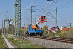 VDE 8 Komplexmaßnahme Halle Rosengarten–Angersdorf
▶ Standort: Abzweig Angersdorf Awo

Östlich des Bahnhofs Angersdorf wurde während der Sperrung vom 22. bis 25. April auch an der Oberleitung gewerkelt. Damit alles sicher abläuft, haben zwei Mitarbeiter gerade den Draht geerdet.

🧰 Heicon Service GmbH + Co KG (Jaeger Bernburg)
🕓 23.4.2022 | 12:38 Uhr