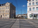 Fahrleitung zwischen zwei Häuserlücken,am 21.April 2016,in Stralsund am Bahnübergang Tribseer Damm.
