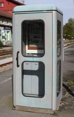 Fm-Bude (Telefonzelle, die auf dem Bahnsteig steht) in Bayerisch Eisenstein | Oktober 2023 