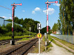 Die östliche Ausfahrt des Bahnhofes Eggenfelden am 30.05.2017, wo man noch unmittelbar am Bahnsteigende diese Flügelsignale sieht, selbst der Telegrafenmast im Hintergrund steht noch.