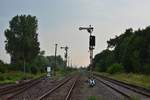 Formsignale und Lichtsignale im Einklang. In Barby ist vom einstigen Personenbahnhof kaum noch etwas übrig. Seit 2004 ist hier der Personenverkehr eingestellt. Nur noch der Anschluss wird hier bedient.

Barby 02.08.2017