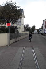 Sh2-Scheibe am Streckenende der Borkumer Kleinbahn, befestigt an einem Straßenschild.