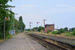 Blick auf das Wärterstellwerk B2 in Barleben und sowie die Ausfahrsignale in Richtung Haldensleben. Der Bahnübergang dort hat die Besonderheit das die Lichtanlage elektrisch mit Klingel ist und die Schranken mechanisch mit mechanischen Läutewerk.

Barleben 22.07.2018