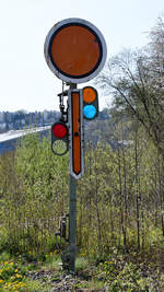 Ein ausgedientes Vorsignal an der bis 1995 stillgelegten und bis 2012 zu einem Radweg umgebauten Strecke der Wippertalbahn. (Wipperfürth, April 2019)